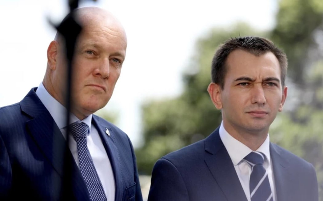 Christophera Luxona i Simona Browna.