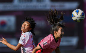 South Korea's Lee Geummin  (L)  and Philippines's Sarina Bolden fights for the ball  during the AFC Women's Asian Cup India 2022 football semi-final match between South Korea and Philippines in Pune on February 3, 2022. (Photo by INDRANIL MUKHERJEE / AFP)