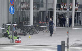 Police works at a cordoned area outside the Ratina shopping centre in Tampere, Finland on July 3, 2025. Several people were stabbed and wounded on Thursday near a shopping centre in the Finnish city of Tampere and the suspect has been arrested, police said. (Photo by Saara Peltola / Lehtikuva / AFP) / Finland OUT / FINLAND OUT / FINLAND OUT