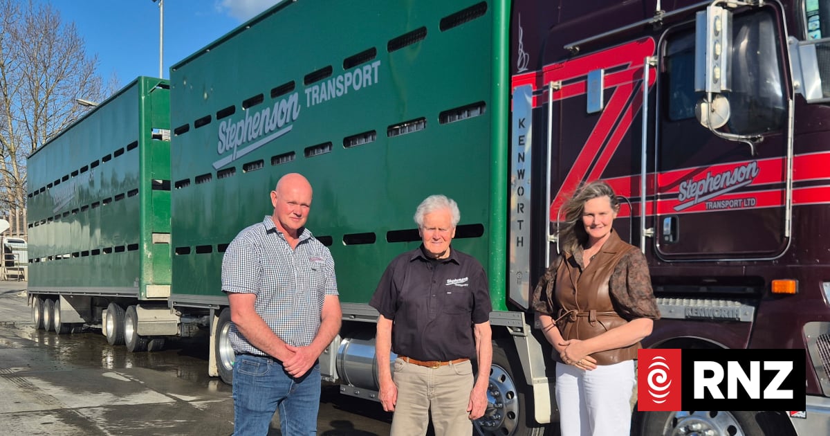 Country Life: Riding along with the truckies moving cattle
