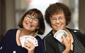 2 women playing bridge
