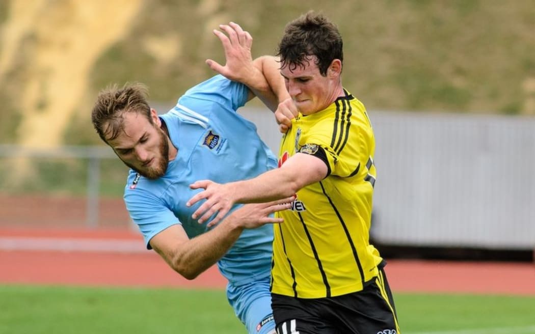 Hamish Watson (L) in action for Hawke's Bay United against the Wellington Phoenix's Louis Evans in the ASB Premiership at Newtown Park, Wellington, New Zealand. Saturday 6th February 2016. Copyright Photo: Mark Tantrum / www.Photosport.nz