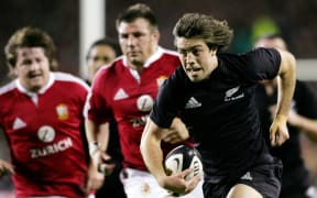 New Zealand All Blacks inside centre Conrad Smith (R) cuts through the Lions defence of Simon Shaw (C) and Shane Byrne (L) score a try against British and Irish Lions in the third Test match played in Auckland, 09 July 2005. The All Blacks won the match 38-19 to win the series 3-0.