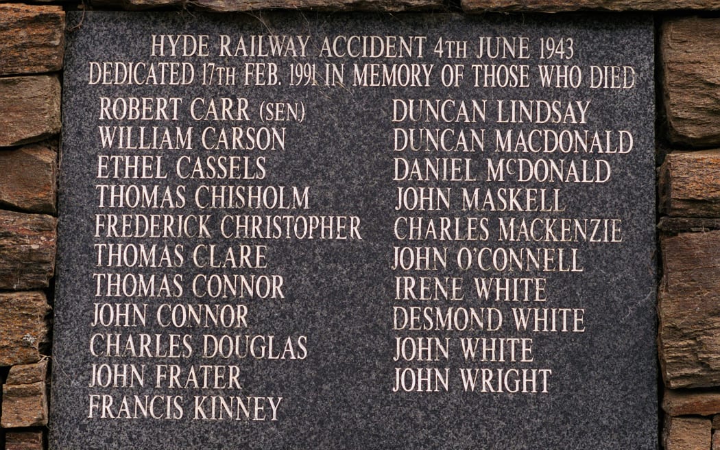 Memorial to Hyde Railway accident 4 June 1943
near Hyde
pic Sam
01a15822