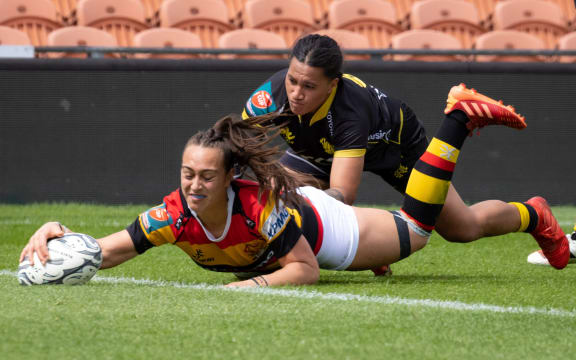 Kelsey Teneti dives past Wellington halfbck Ana Afui to score