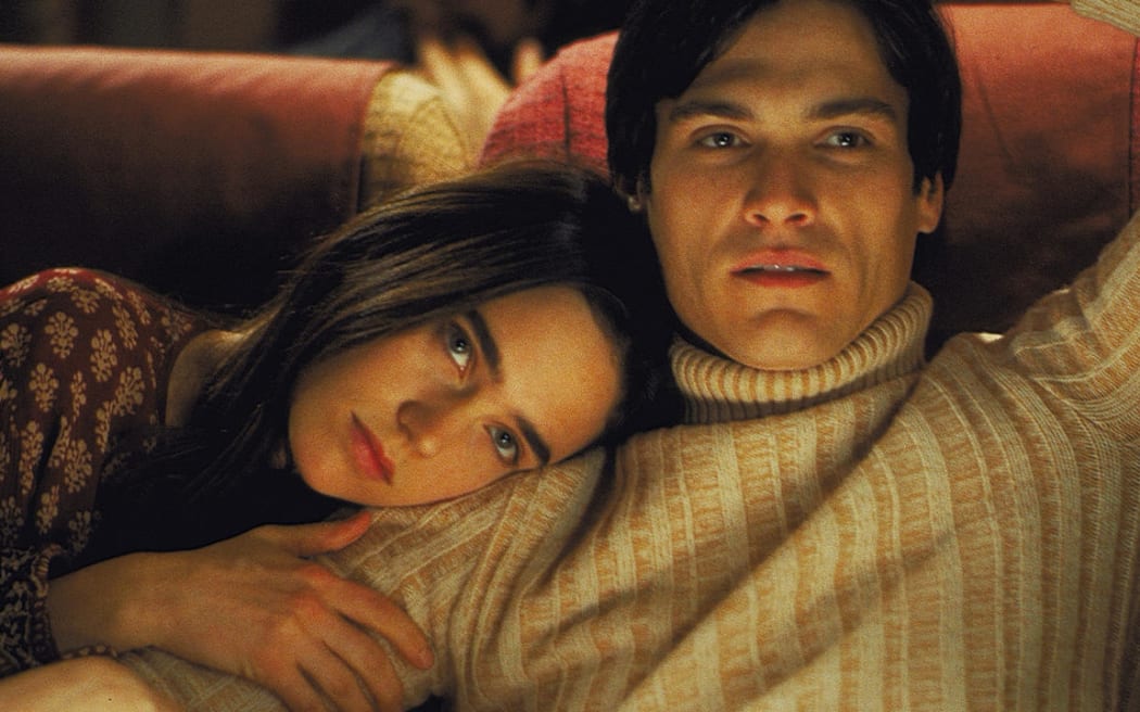 Movie still from the 2000 film Waking the Dead featuring Jennifer Connelly and Billy Crudup