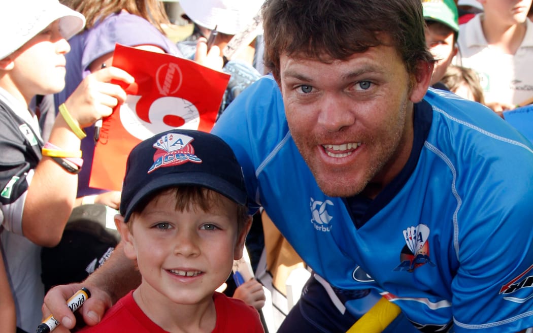 Lou Vincent with a young cricket fan in 2010.