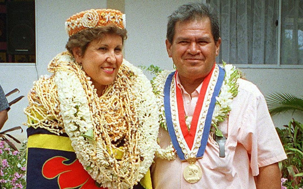 Rangiroa's Mayor Teina Maraeura with the then Minister of Overseas Territories Brigitte Girardin in 2002.