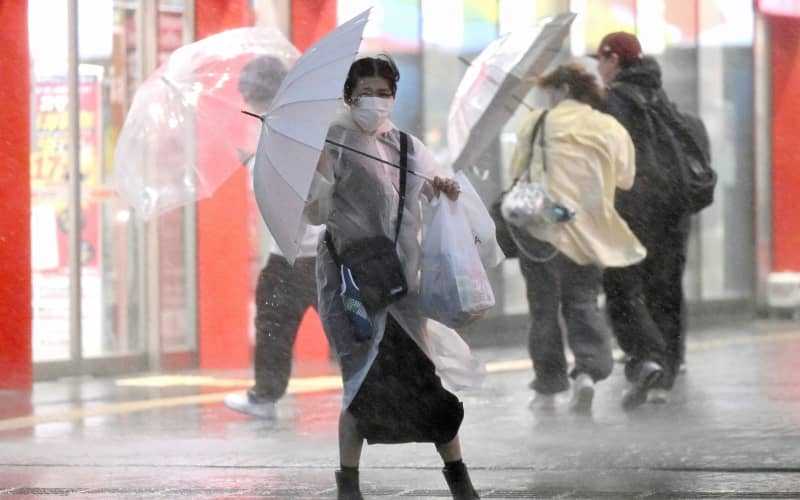 Typhoon Dujuan brings torrential rain and landslides to eastern Japan | RNZ