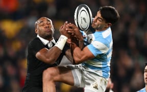 New Zealand’s Mark Tele’a and Argentina’s Santaigo Carreras contest a high ball, Rugby Championship, New Zealand All Blacks v Argentina. Sky Stadium, Wellington. Saturday 10 August 2024.
© Mandatory credit: Kerry Marshall / www.photosport.nz