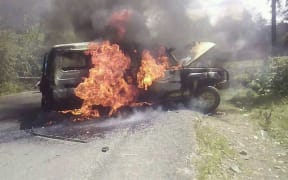 Police vehicle burnt in PNG's Enga province in deadly violence between Amala and Teremanda villagers, May 2018.