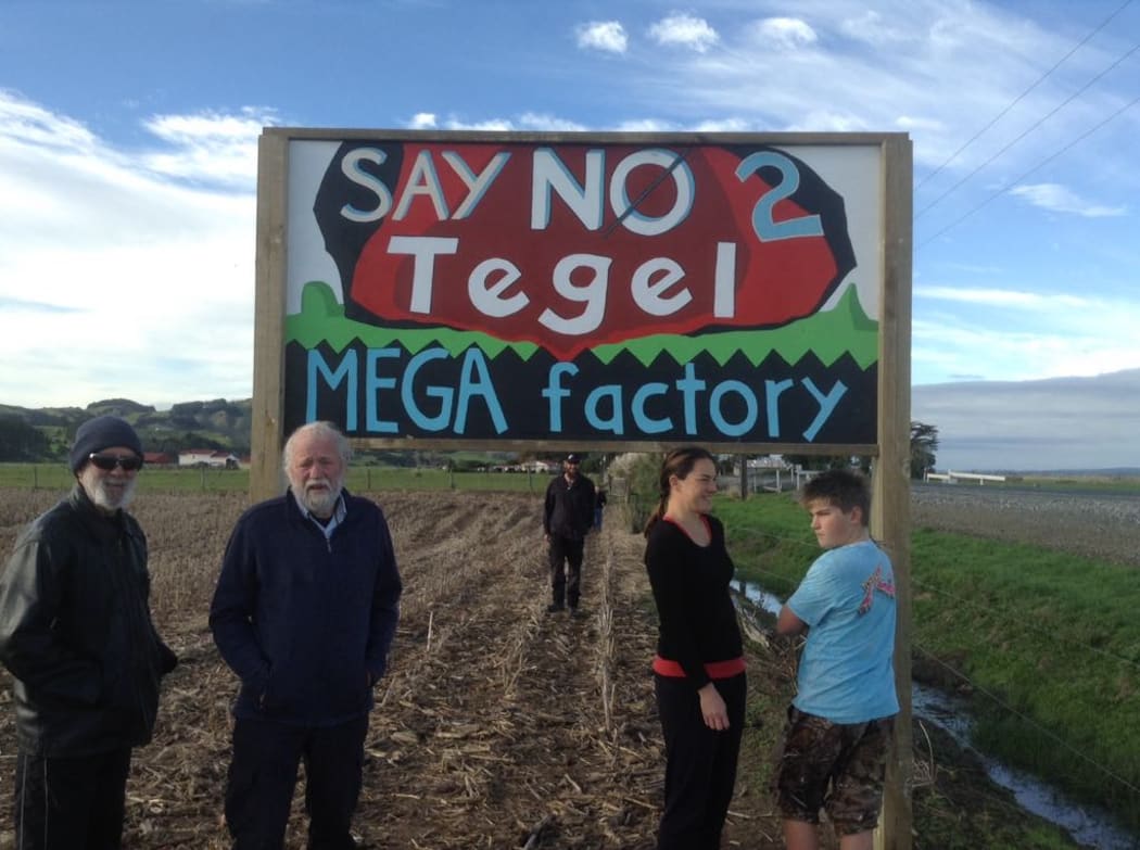 The roadside signs against the Tegel farm were painted by a local artist.