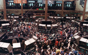 A view of the floor of the New York stock exchange where the Dow Jones dropped over 500 points, 19 October 1987.
