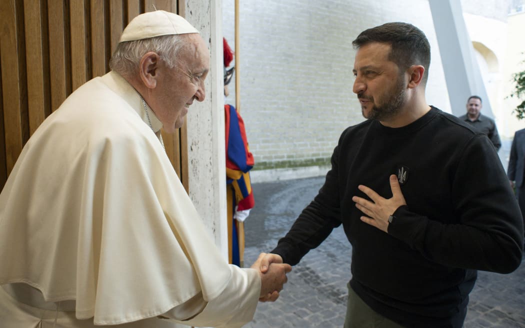 This photo taken and issued as a handout on May 13, 2023 by the Vatican Media shows Pope Francis greeting Ukrainian President Volodymyr Zelensky upon his arrival for a private audience in The Vatican. Ukrainian President Volodymyr Zelensky arrived in Rome on May 13 for meetings with President of Italy Sergio Mattarella, Prime Minister Giorgia Meloni and Pope Francis in his first visit to Italy since Russia's invasion. (Photo by Handout / VATICAN MEDIA / AFP) / RESTRICTED TO EDITORIAL USE - MANDATORY CREDIT "AFP PHOTO / VATICAN MEDIA" - NO MARKETING NO ADVERTISING CAMPAIGNS - DISTRIBUTED AS A SERVICE TO CLIENTS