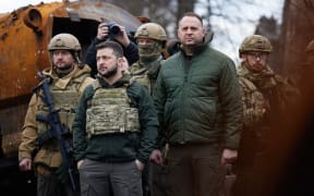 A handout picture taken and released on April 4, 2022 by Ukrainian presidential press service shows Ukainian President Volodymyr Zelensky (C) visiting the town of Bucha, northwest of the Ukrainian capital Kyiv.