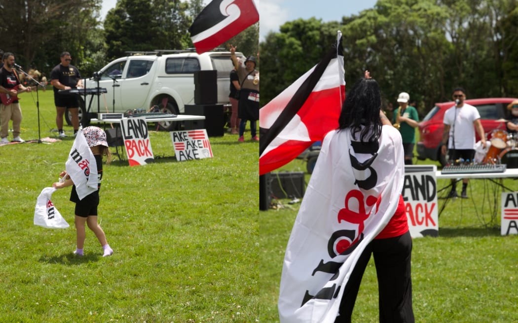 At each activation crowds of people can be seen dancing and singing waiata.
