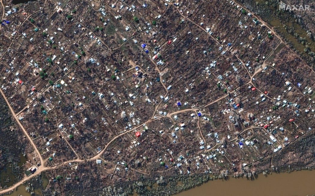 This handout satellite image released by Maxar Technologies on April 12, 2024 shows houses along the Ural River, prior to flooding in Orenburg on April 6, 2024. Flooding in the Russian city of Orenburg became critical on April 12, 2024 forcing mass evacuations as the Ural river level rises, the mayor Sergei Salmin said. (Photo by Handout / Satellite image ©2024 Maxar Technologies / AFP) / RESTRICTED TO EDITORIAL USE - MANDATORY CREDIT "AFP PHOTO / Satellite image ©2024 Maxar Technologies" - NO MARKETING NO ADVERTISING CAMPAIGNS - DISTRIBUTED AS A SERVICE TO CLIENTS - THE WATERMARK MAY NOT BE REMOVED/CROPPED