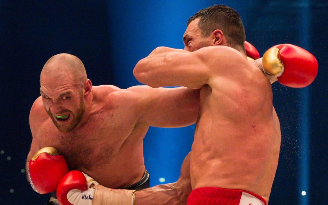 Tyson Fury (L) versus Vladimir Klitschko