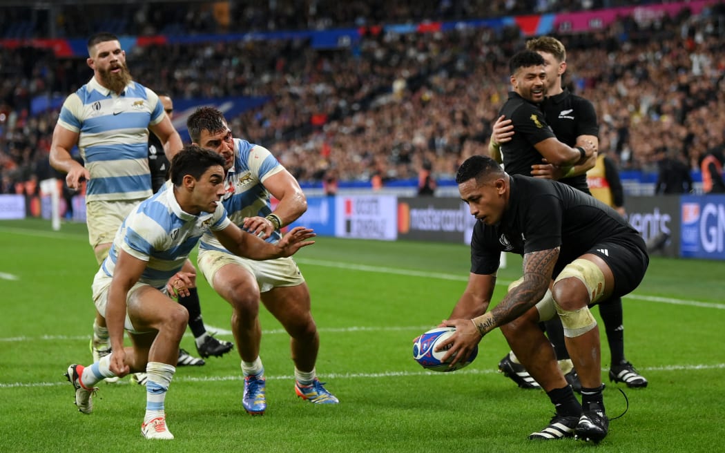 Shannon Frizell of New Zealand scores his team's third try during the Rugby World Cup France 2023 semi-final match between Argentina and New Zealand at Stade de France