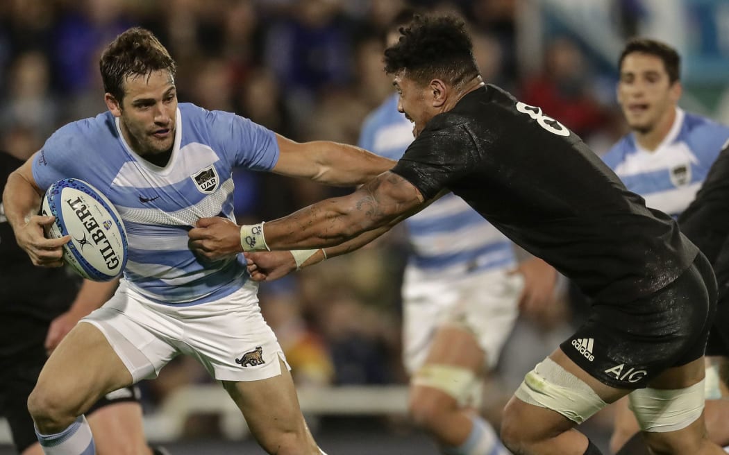 Argentina's Los Pumas flyhalf Nicolas Sanchez (L) vies for the ball with New Zealand's All Blacks Ardie Savea (R) during their Rugby Championship match at Jose Amalfitani stadium on September 29, 2018.