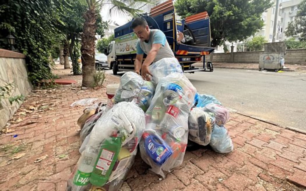 People recycling in Turkey