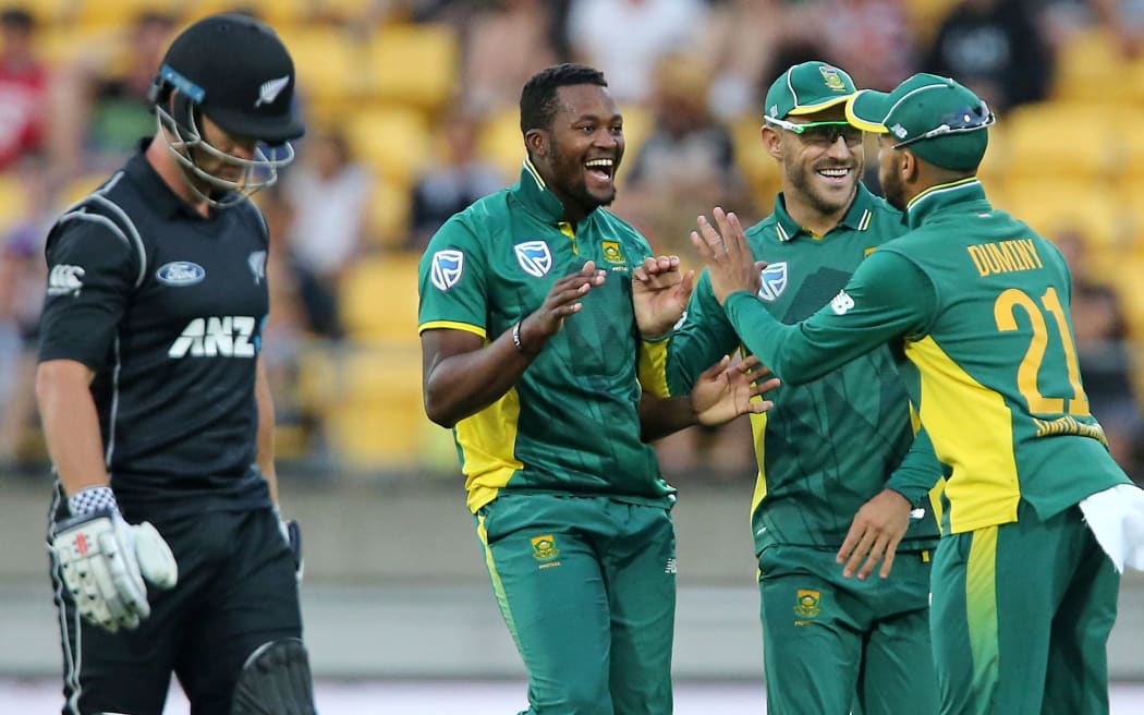 Andile Phehlukwayo, Faf du Plessis and JP Duminy celbrate the wicket of Neil Broom.