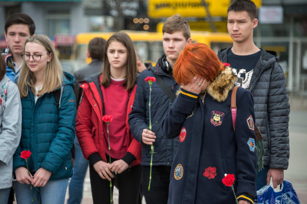 5464379 27.03.2018 Residents of Simferopol bring flowers and candles to the Lenin Square memorial to honor those killed in the Zimnyaya Vishnya shopping mall fire in Kemerovo. Alexey Malgavko / Sputnik