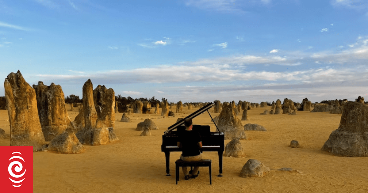 Pianist hauls baby grand to Australian landmarks for outdoor performances