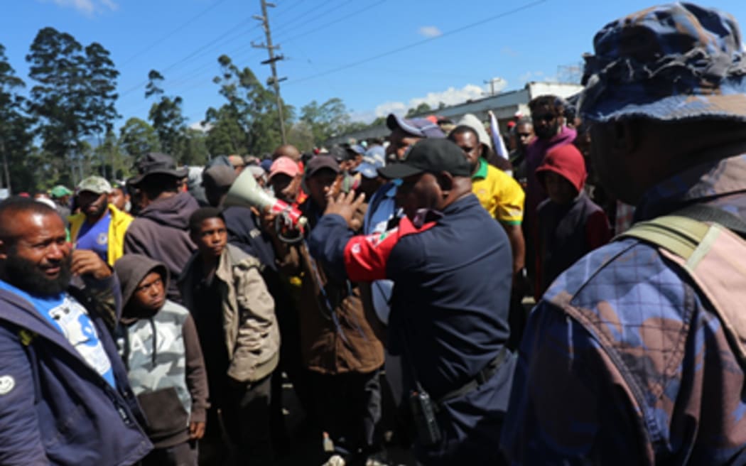 Western Highlands Operations Commander Superintendent John Sagom addressing the protesters this morning at Newtown in Mt Hagen, Western Highlands Province. 7 June 2022