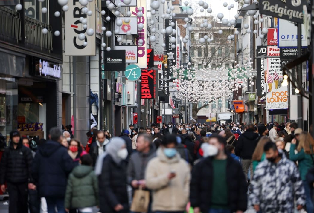 03 January 2022, North Rhine-Westphalia, Cologne: People walk through Hohe Strasse. The incidence of corona in North Rhine-Westphalia has risen above the 200 mark.