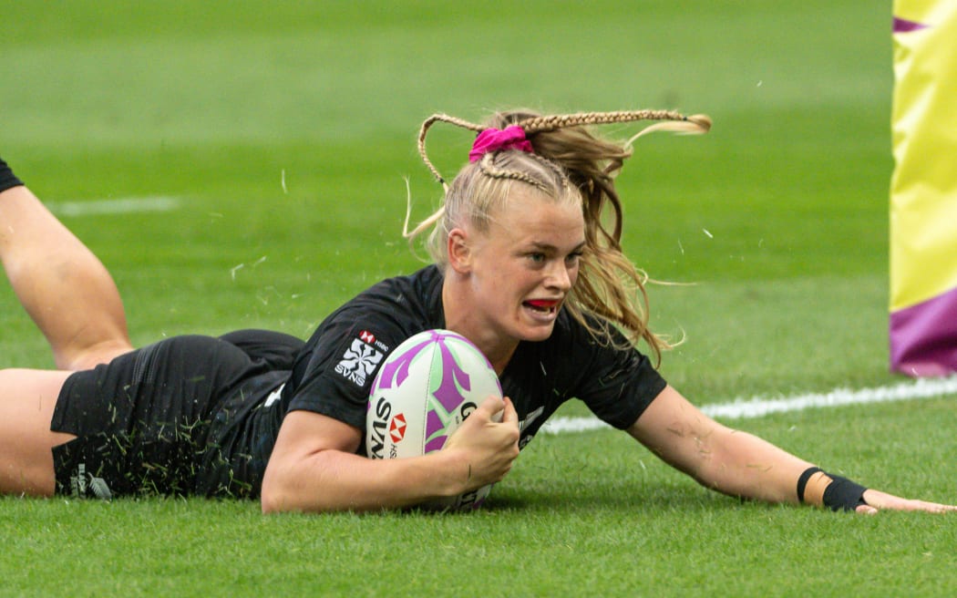 World Rugby HSBC SVNS Singapore Sevens Day 3. Jorja MILLER takes possession of the ball and comes in for a try.Photo Jayne Russell