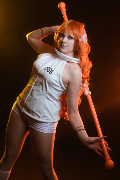 Cosplayer Cosmic_batt dressed as Nami from One Piece.