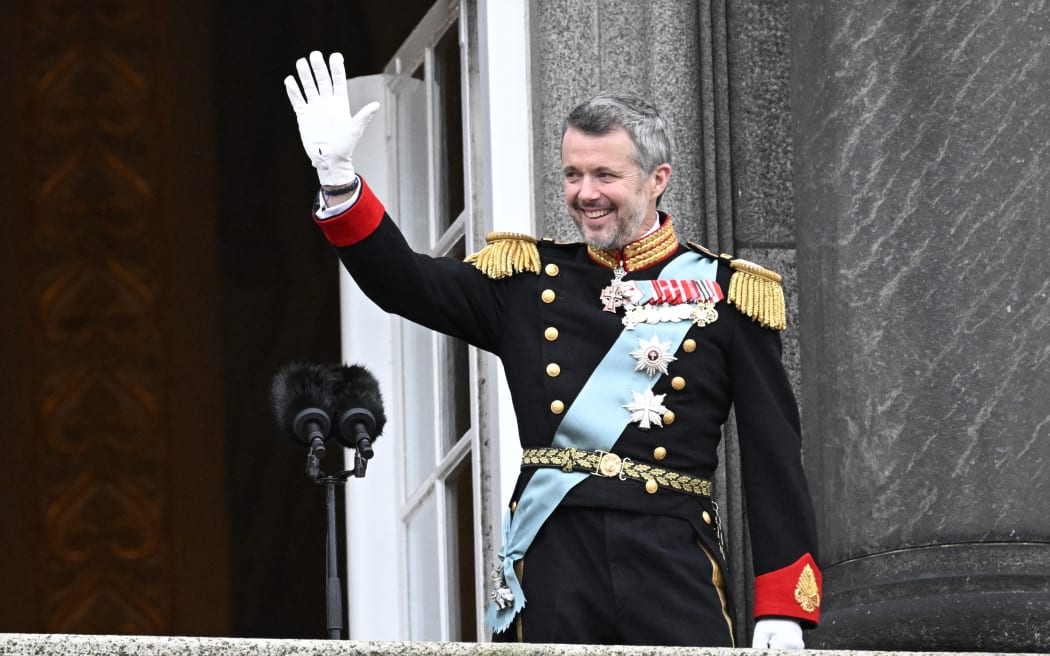 COPENHAGEN, DENMARK 20240114
King Frederik X waves from the balcony of Christiansborg palace in Copenhagen.
On Sunday, King Frederik X took over the throne from Queen Margrethe II. The change of throne was proclaimed from the balcony of Christiansborg Castle by Prime Minister Mette Fredrikssen.
Photo: Johan Nilsson / TT / Code 50090 (Photo by JOHAN NILSSON / TT NYHETSBYRÅN / TT News Agency via AFP)