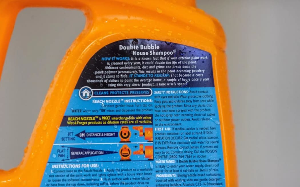 Instrukcje dotyczące Double Bubble firmy Wet & Forget nie wskazują na konieczność noszenia ochrony oczu.  David Unwin/Post