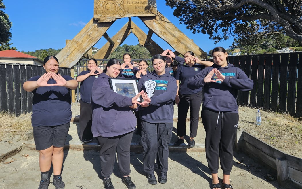 Members of Ngā Tapuwae a-Taraika with their awards from Ngā Tohu Reo Māori.