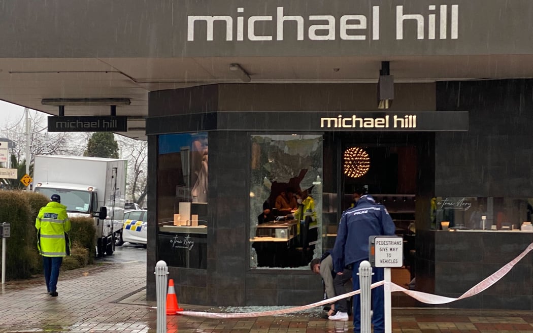 Police outside the Michael Hill store in Pukekohe that was burgled in the early hours of 5 September, 2022.