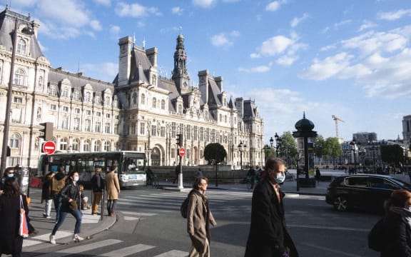 Monday, May 11, 2020, the first day of the deconfinement in Paris. In front of the BHV store, rue de Rivoli, the activity resumed. The crowd is back on its feet.