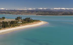 Tāhunanui Beach.