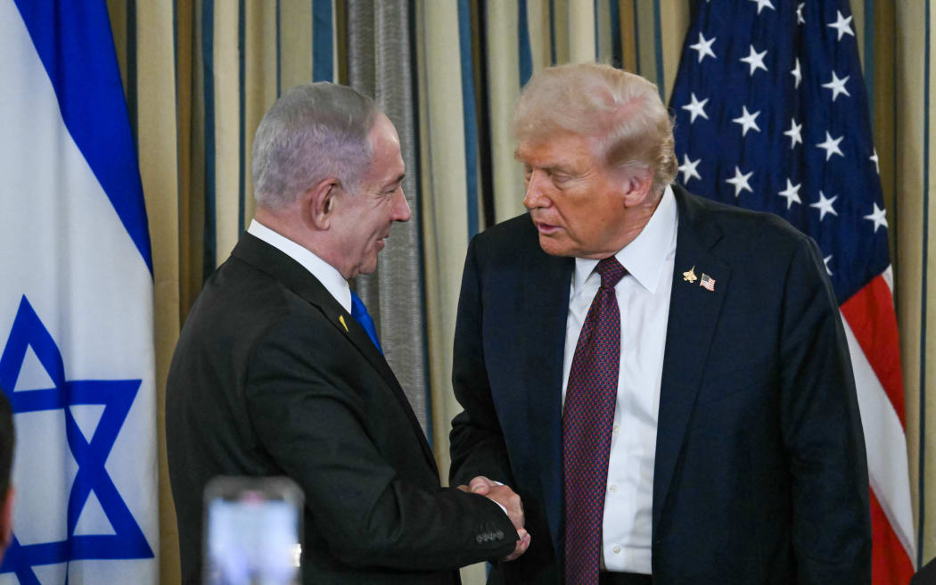 US President Donald Trump and Israeli Prime Minister Benjamin Netanyahu (L) shake hands at the end of a press conference in the State Dining Room of the White House in Washington, DC on September 29, 2025. US President Donald Trump said on Monday that Washington was "very close" to securing peace in the Gaza war, after meeting with Israeli Prime Minister Benjamin Netanyahu and releasing a 20-point peace plan. (Photo by ANDREW CABALLERO-REYNOLDS / AFP)