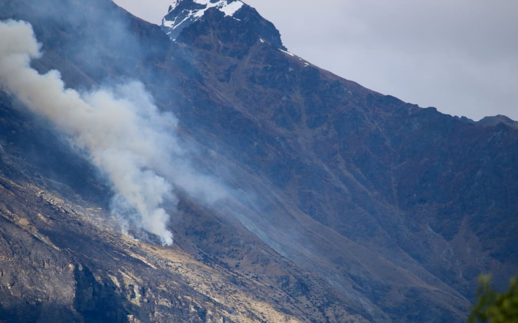 Large bush fire burns through 1400 hectares in high country above Lake ...