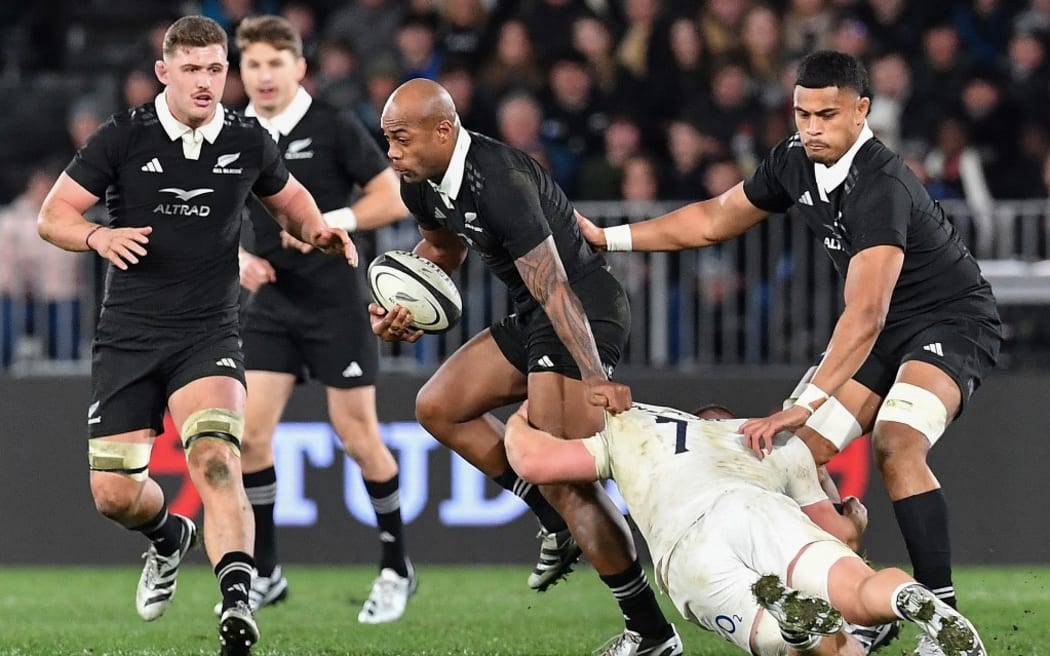 New Zealand's Tupou Vaa'i (C) is tackled by England's Sam Underhill (2nd R) during the rugby union Test match between the New Zealand All Blacks and England at Forsyth Barr Stadium in Dunedin on July 6, 2024. (Photo by Sanka Vidanagama / AFP)