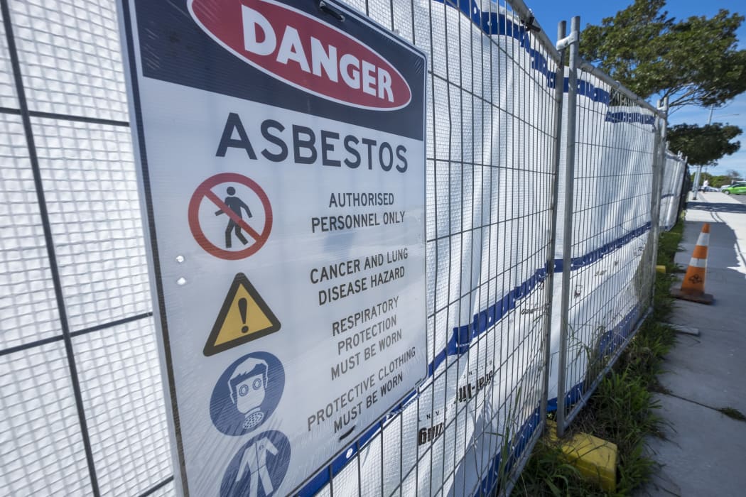 Hobsonville Primary School have asbestos that needs to be removed as soon as possible but some parents say that it should wait till the school holidays so that less children are around once it becomes airbourne.