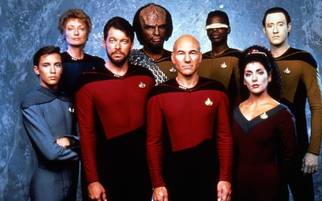 Star Trek: The Next Generation (1987-1994) TV series, starring Patrick Stewart, Brent Spiner, Jonathan Frakes, Levar Burton, Michael dom, Marina sirtis, Wil Wheaton.