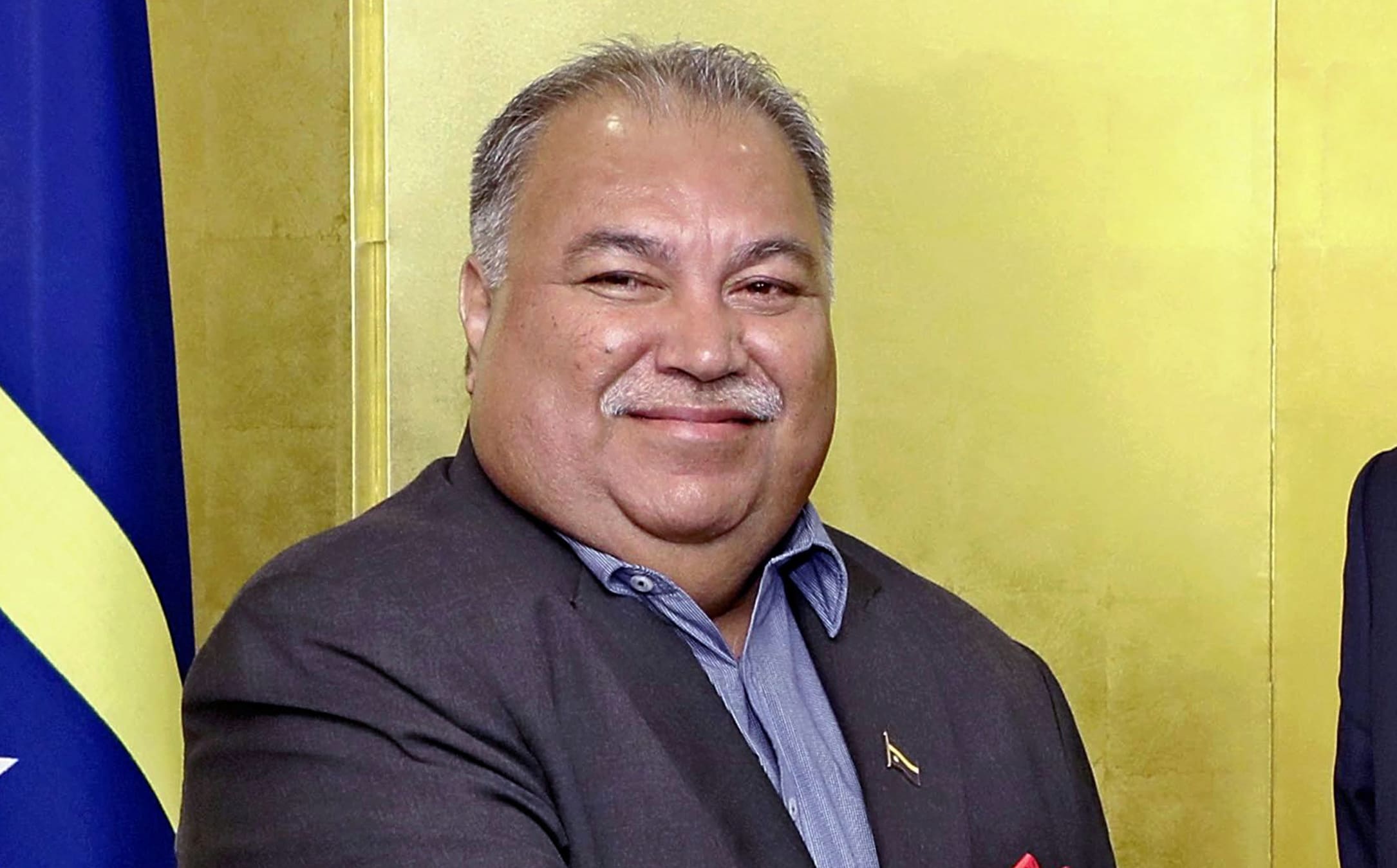 Nauru's President Baron Divavesi Waqa (L) shakes hands with Japan's Prime Minister Shinzo Abe.