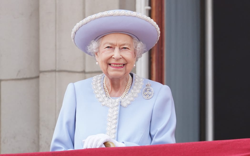 Britain's Queen Elizabeth II stands on the Balcony of Buckingham Palace bas the troops march past during the Queen's Birthday Parade, the Trooping the Colour, as part of Queen Elizabeth II's platinum jubilee celebrations, in London on June 2, 2022. - Huge crowds converged on central London in bright sunshine on Thursday for the start of four days of public events to mark Queen Elizabeth II's historic Platinum Jubilee, in what could be the last major public event of her long reign. (Photo by Jonathan Brady / POOL / AFP)