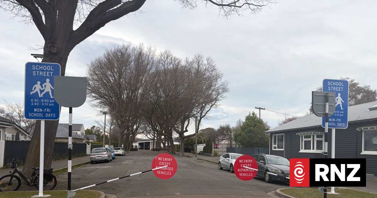 Schools close roads to make drop-offs safer: 'It felt very chaotic'