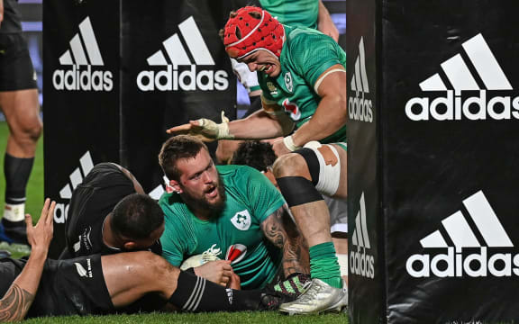 Andrew Porter of Ireland scores his second try against the All Blacks, Dunedin 2022.