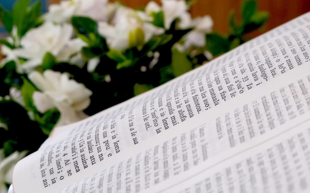 Bible in Samoan and flowers