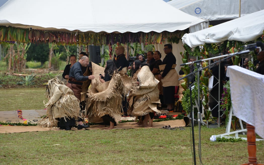 King Tupou VI comforts the family of the late Lord Ma'afu, Huelo 'o Hangai Tomb, Tokomololo,