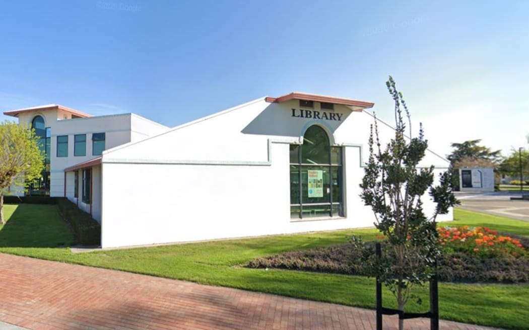 Hastings Disrict Council has cancelled its planned Rainbow Storytime event at the city's library after councillors and staff received "a large number" of threatening and intimidating messages.